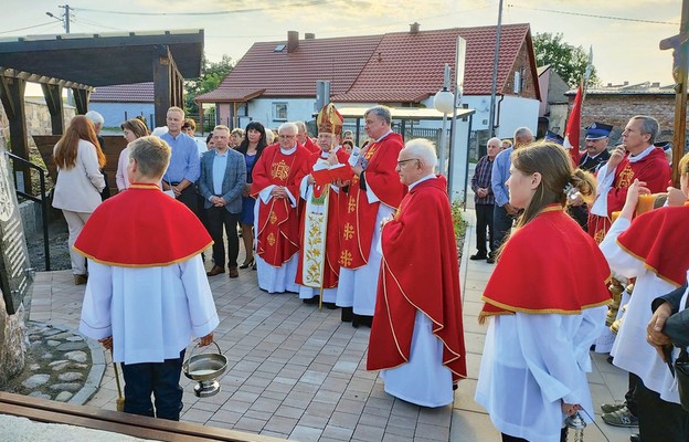 Bp Henryk Wejman poświęca tablicę ku czci św. Ottona