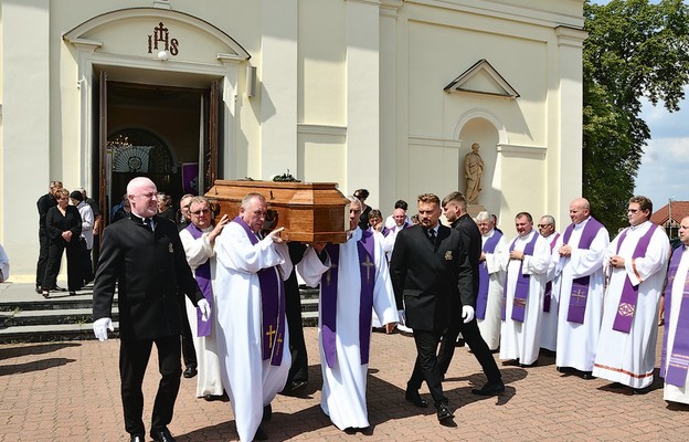 Wyniesienie trumny kapłana z kościoła w Zbuczynie