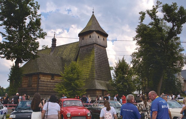 Zlot Pojazdów Zabytkowych w Binarowej odbył się na placu przykościelnym