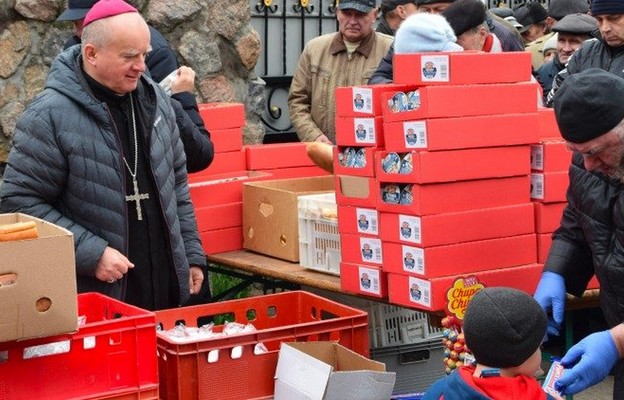 Bp Jan Sobiło wraz z albertynami rozdziela pomoc potrzebującym w Zaporożu