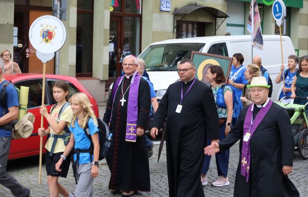 Na pierwszym odcinku pielgrzymom towarzyszyli bp Marek i bp Adam