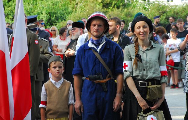 Przy pomniku Rotmistrza Pileckiego wartę pełnili także ucharakteryzowani powstańcy.