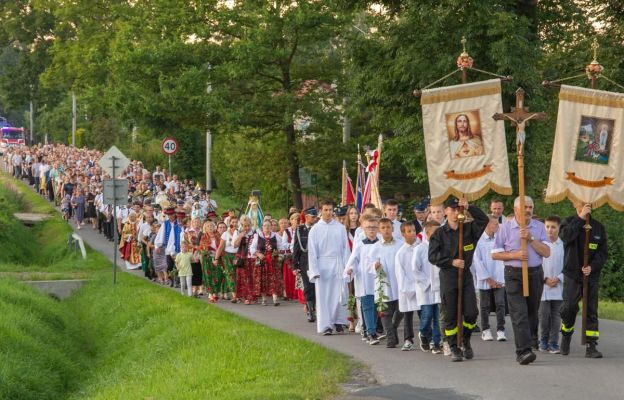 W czasie odpustu przybywaja do Lipinek uroczyste procesje pielgrzymkowe