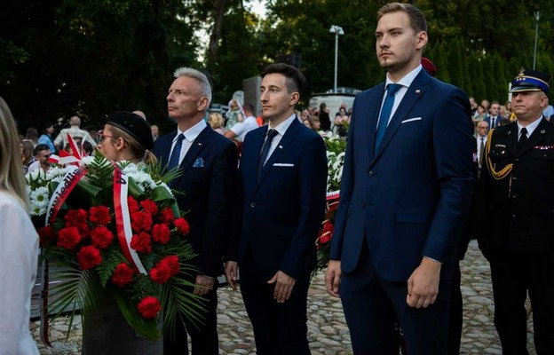 Moment składania kwiatów przed pomnikiem Rzezi na Woli w dniu 1 sierpnia br. Na zdjęciu Radni Warszawy (w środku Karol Jankowski)