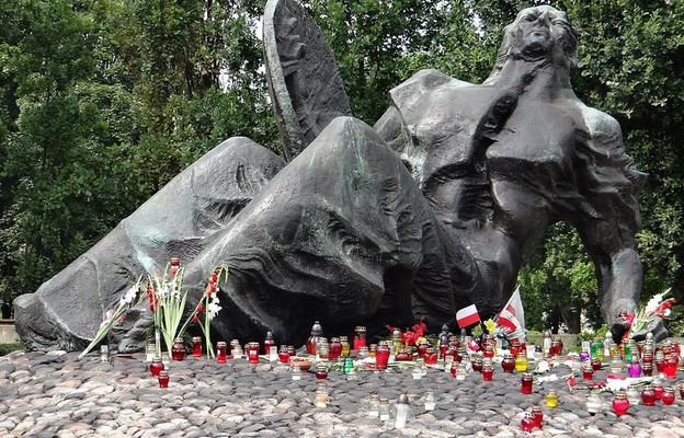 Pomnik „Polegli Niepokonani” na Cmentarzu Powstańców Warszawy. Spoczywa pod nim nawet do 12 ton ludzkich prochów zebranych m.in. z miejsc straceń na Woli