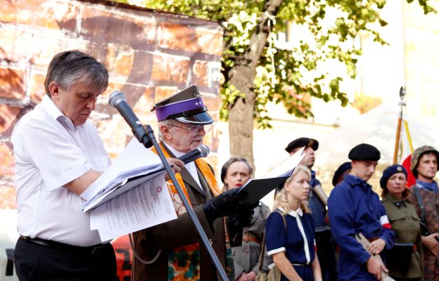 Apel pamięci wraz z modlitwą za poległych w obronie Warszawy poprowadził ks. Tadeusz Faryś, kapelan Solidarności (na zdjęciu wraz z Tadeuszem Grabowskim, w tle grupa rekonstrukcyjna).