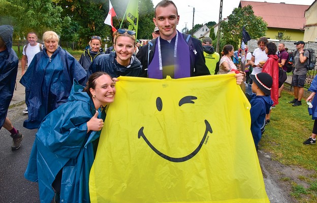 Mimo deszczu pielgrzymom towarzyszy radość