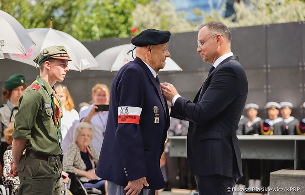 W Muzeum Powstania Warszawskiego Prezydent RP Andrzej Duda wręczenia odznaczenia powstańcom