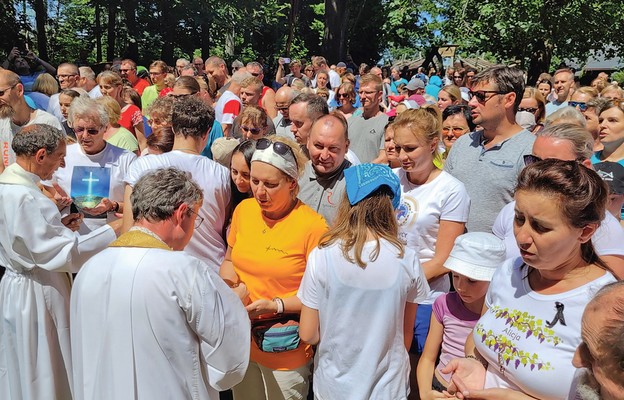 Liczni wierni na Koziej Górze podchodzą do błogosławieństwa rychwałdzkim olejkiem radości