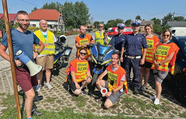 Ks. Bartosz Ojdana (pierwszy z lewej) wraz ze służbami