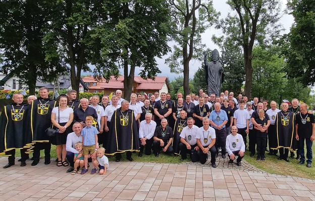 Rycerze św. Jana Pawła II z rodzinami