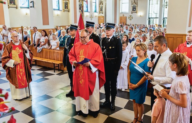 Przywitanie relikwii przez abp. Józefa Michalika, proboszcza ks. Roberta Drążka i parafian