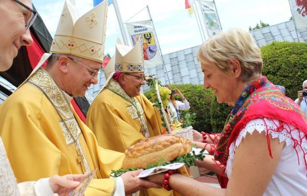 Do udziału w dożynkach zaproszenie są wszyscy diecezjanie, a szczególnie przedstawiciele parafii z wieńcami żniwnymi, chlebami i owocami.