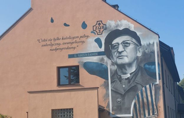 Mural zdobi jedną ze ścian domu rekolekcyjnego