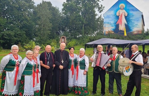 Miejscowy zespół ludowy z bp. Ignacym Decem i ks. kan. Bogdanem Deroniem