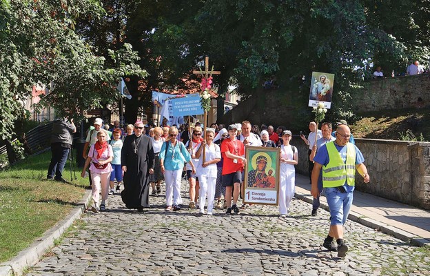 Każdego roku na pątniczy szlak wyrusza blisko tysiąc wiernych