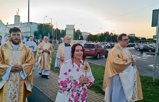 Procesja z Najświętszym Sakramentem po ulicach osiedla