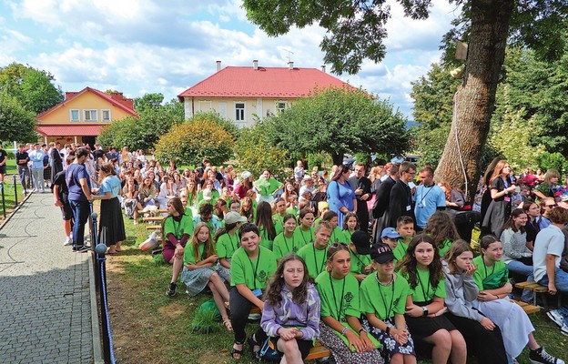 Plac sanktuaryjny w Tarnowcu wypełnił się młodzieżą oazową