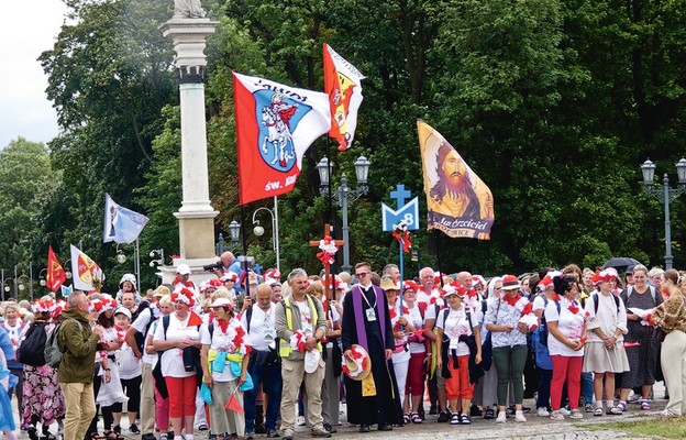 Biało-czerwonej grupie nr 8 podczas wejścia towarzyszył utwór wykonywany na trąbkach