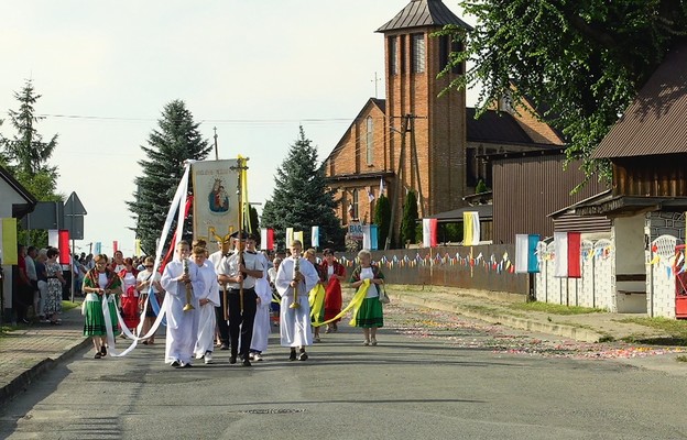 Wierni w drodze na spotkanie z Matką