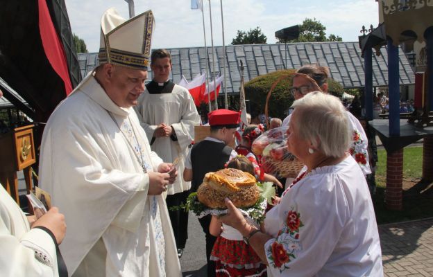 W procesji z darami przedstawiciele parafii składali chleby, własne przetwory i owoce