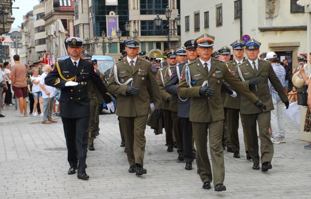 Po Eucharystii na wrocławskim Rynku odbył się uroczysty apel wojskowy.