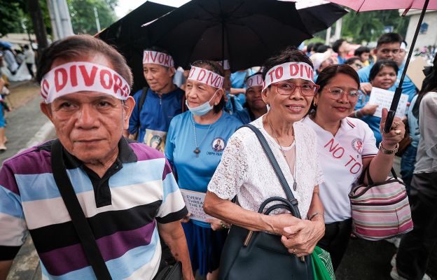 Katolicy podczas akcji modlitewnej przeciwko ustawie rozwodowej w Cebu na Filipinach