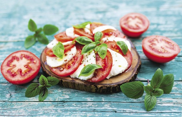 Bruschetta z pomidorem i mozzarellą