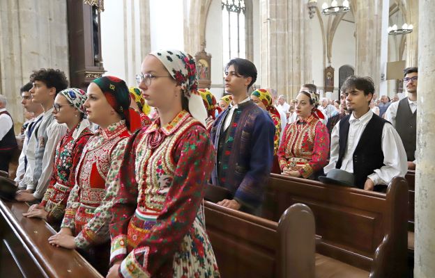 Zespół  z Węgier w Bazylice Strzegomskiej zachwycił bogactwem folkloru