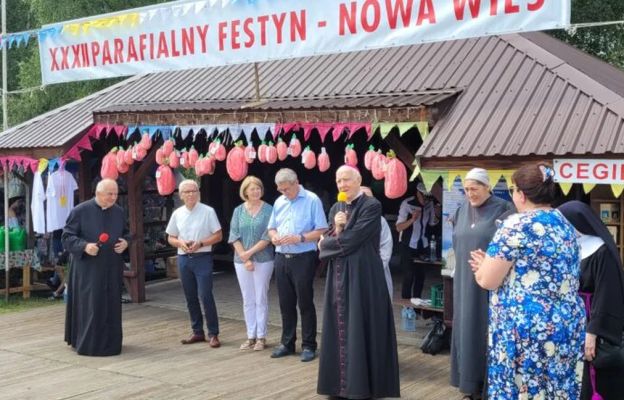 Podczas festynu w Nowej Wsi na terenie parafii Domaszków