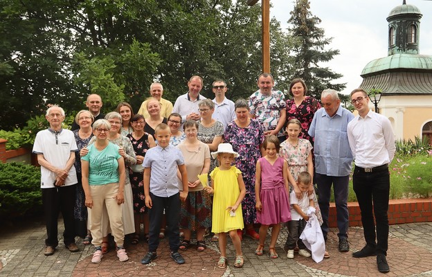 Uczestnicy obozu z proboszczem ks. Radosławem Horbatowskim