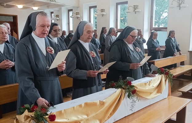 Siostry jubilatki podczas odnowienia ślubów zakonnych