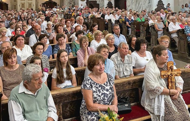 Wypełnione wiernymi sanktuarium