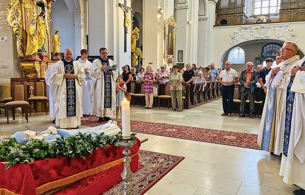 Modlitwa w bolesławieckiej bazylice w wigilię Wniebowzięcia Matki Bożej