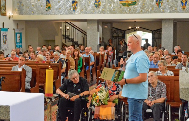 Podziękowanie składane przez dyrektora Piotra Janika i delegację pielgrzymów