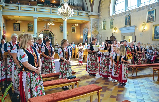 Panie z KGW wystąpiły w pięknych strojach z motywem jarzębiny