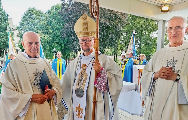 Ksiądz prał. Tadeusz Osiński odznaczony przez bp. Edwarda Kawę