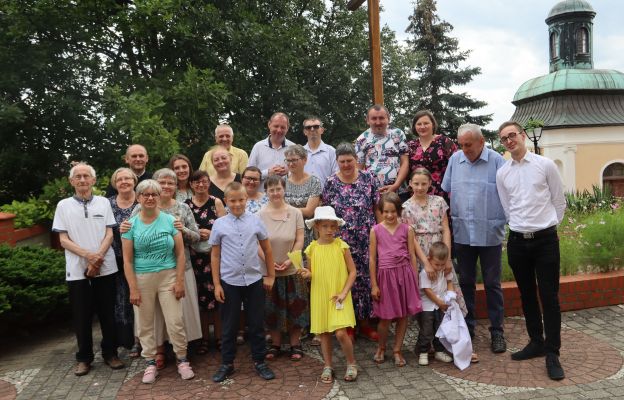 Uczestnicy obozu na placu przed grodowieckim sanktuarium