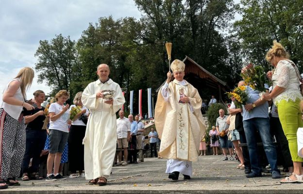 Bp Adam Bałabuch podczas poświęcenia kwiatów i ziół