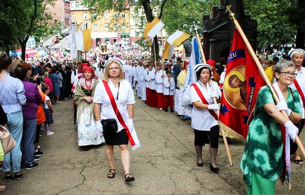 Na odpust z roku na rok przybywa coraz
więcej kobiet