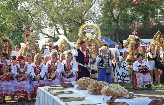 W uroczystościach dożynkowych uczestniczyło 49 grup wieńcowych z powiatu olkuskiego i całej diecezji sosnowieckiej