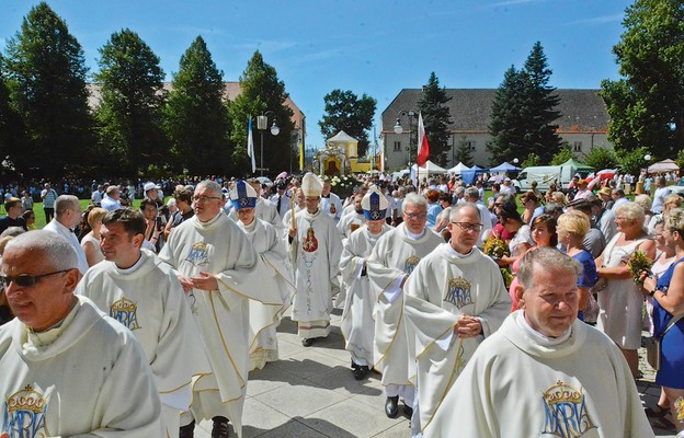 Procesja z Ikoną Matki Bożej Łaskawej podczas uroczystości odpustowej