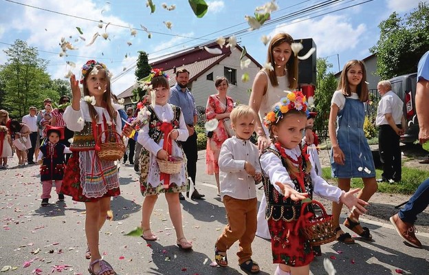 Na uroczystości parafialne dzieci przychodzą w strojach krakowskich