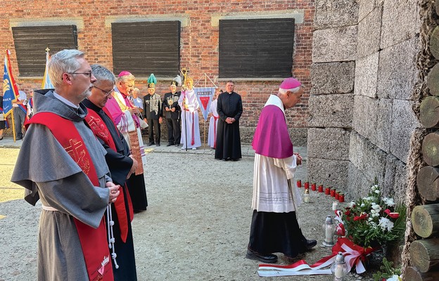 Złożenie kwiatów przy ścianie śmierci poprzedziło Eucharystię