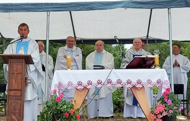 Msza święta odpustowa w parafialnym amfiteatrze