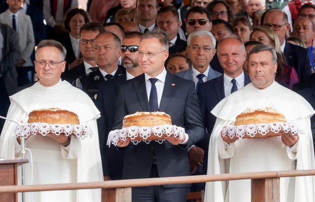 Prezydent Andrzej Duda, Generał Zakonu Arnold Chrapkowski i przeor Klasztoru Samuel Pacholski podczas mszy świętej i głównych uroczystości dożynkowych na Jasnej Górze w Częstochowie.