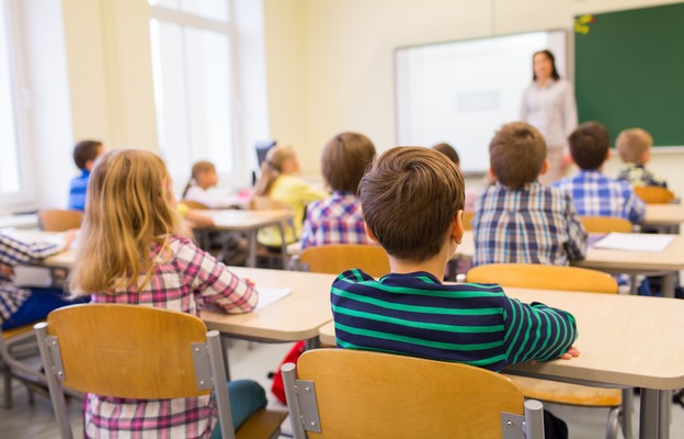 Walka z katechezą, odchudzona podstawa programowa i obowiązek edukacji dla dzieci ukraińskich