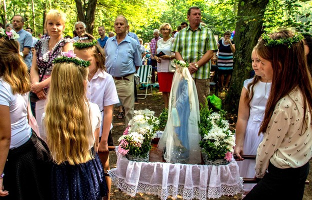 Kaplica znajduje się w głębi lasu w okolicy Goszyc, Sierakowic i Tworoga Małego