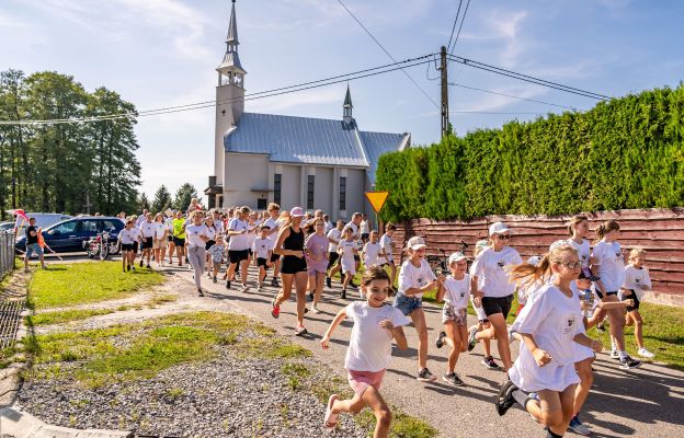 Uczestnicy biegu w Trzebusce