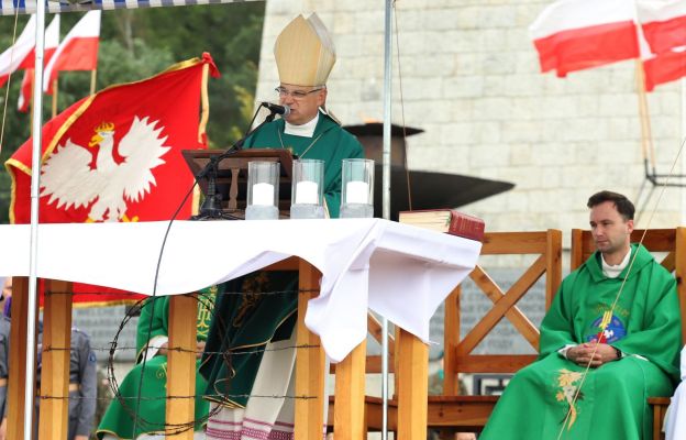 Bp Marek Mendyk podczas Mszy świętej w KL Gross-Rosen